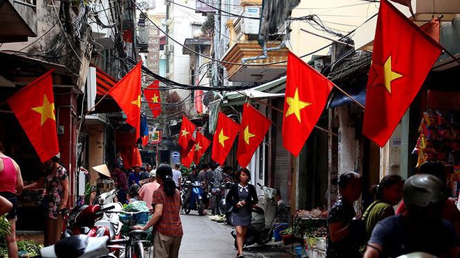 Phố phường Hà Nội rực rỡ cờ đỏ sao vàng mừng ngày thống nhất  Nhịp sống Thủ đô - Ảnh 13.