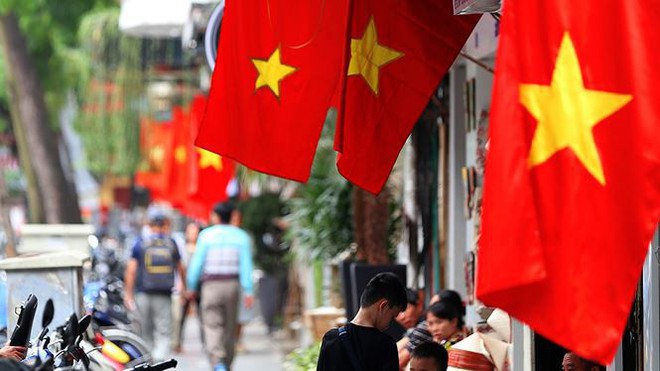 Phố phường Hà Nội rực rỡ cờ đỏ sao vàng mừng ngày thống nhất  Nhịp sống Thủ đô - Ảnh 14.