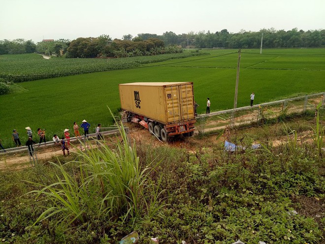 Xe biển xanh bị tông nát phần đuôi trên cao tốc Nội Bài - Lào Cai - Ảnh 1.