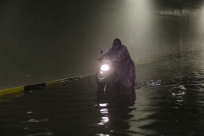 Hầm chui Điện Biên Phủ ngập nước hơn 1m, hàng loạt xe chết máy - Ảnh 3.