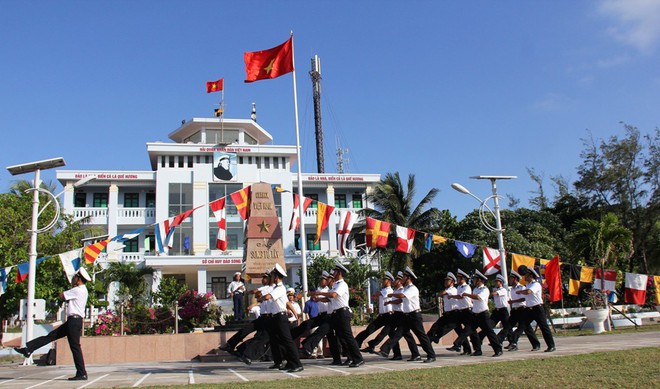 Kiều bào ở 24 quốc gia và vùng lãnh thổ xúc động dự lễ chào cờ tại Trường Sa - Ảnh 7.