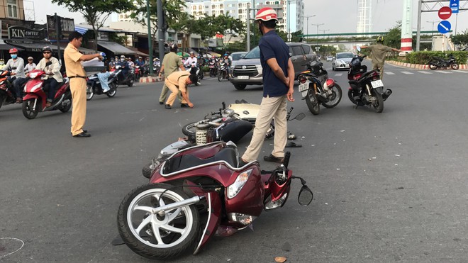 Chạy vào làn ô tô, thanh niên gây tai nạn khiến bé 7 tuổi chấn thương nặng - Ảnh 1.