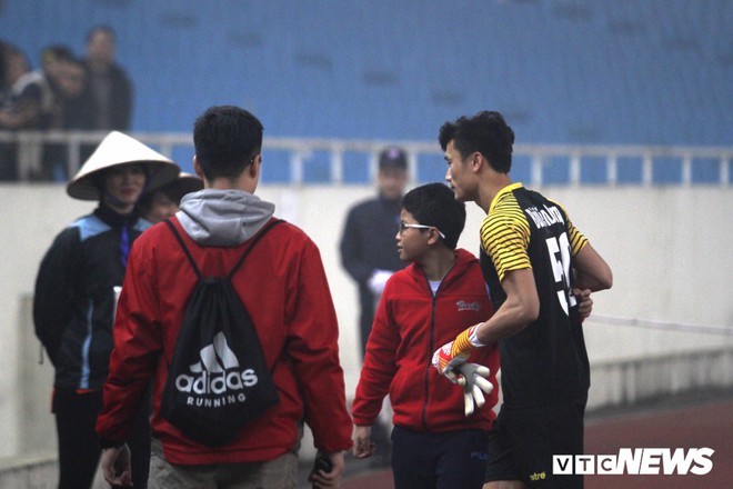 Fan cuồng xuống sân săn Bùi Tiến Dũng, FLC Thanh Hóa bị phạt nặng - Ảnh 1.