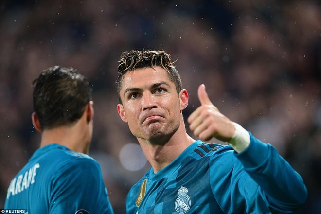 Choáng: Ronaldo bật cao tới 2,3m lập siêu phẩm xe đạp chổng ngược - Ảnh 1.