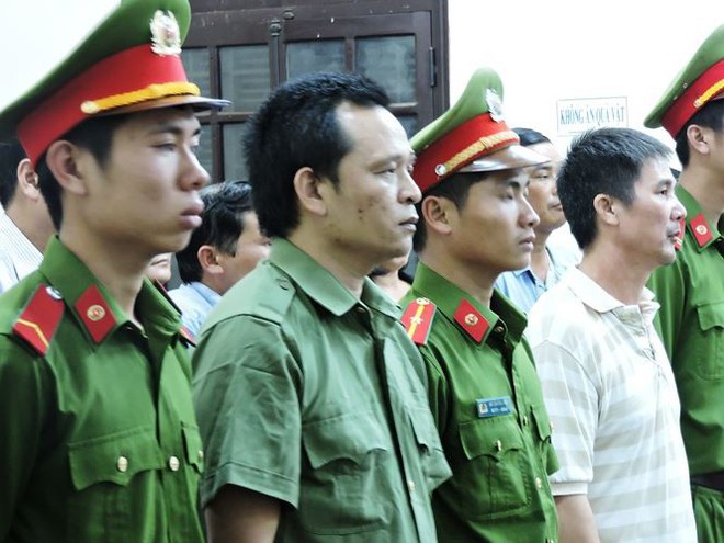 Thiếu tá công an hầu tòa vì bị cáo buộc huỷ hoại rừng - Ảnh 1.