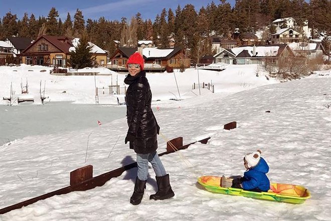 Sau 3 năm úp mở, Bé Gấu - con trai Thu Minh lần đầu lộ diện rõ mặt, lớn phổng phao khi đi diễn cùng mẹ - Ảnh 4.