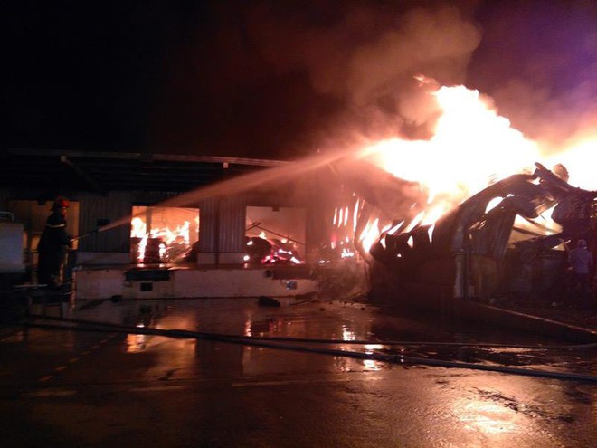 Đang cháy lớn tại khu công nghiệp ở Quảng Ninh - Ảnh 6. Đang cháy lớn tại khu công nghiệp ở Quảng Ninh - Ảnh 6.