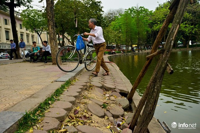 Cận cảnh vỉa hè Hồ Gươm trước ngày thay áo mới - Ảnh 8.