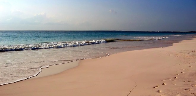 Những bãi biển kỳ lạ nhất thế giới, bãi số 6 toàn là thủy tinh nhưng không hề nguy hiểm - Ảnh 8.