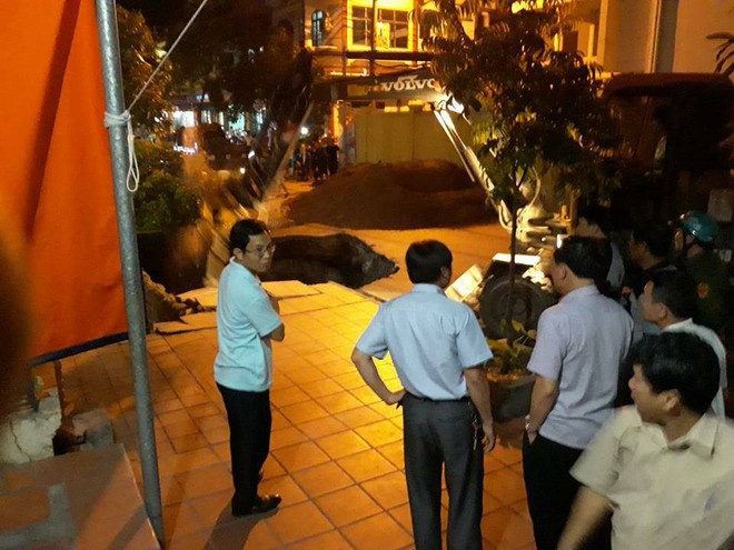 Hố tử thần đường kính 10m xuất hiện ngay trước cửa nhà dân ở Quảng Ninh - Ảnh 1.