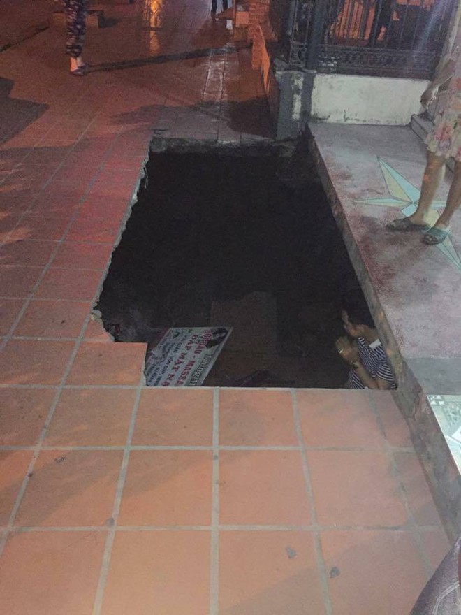 Hố tử thần đường kính 10m xuất hiện ngay trước cửa nhà dân ở Quảng Ninh - Ảnh 2.