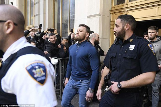 Nổi điên vài phút, võ sĩ Conor McGregor đối diện án tù 7 năm - Ảnh 8.