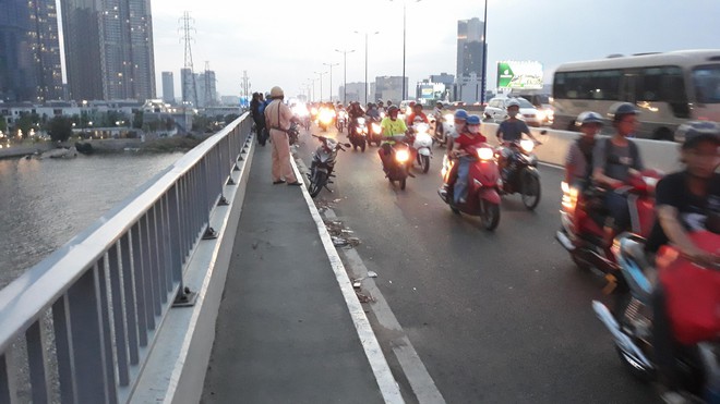 Đang đi trên đường, người đàn ông bỏ xe máy gieo mình xuống sông Sài Gòn tự tử - Ảnh 1.