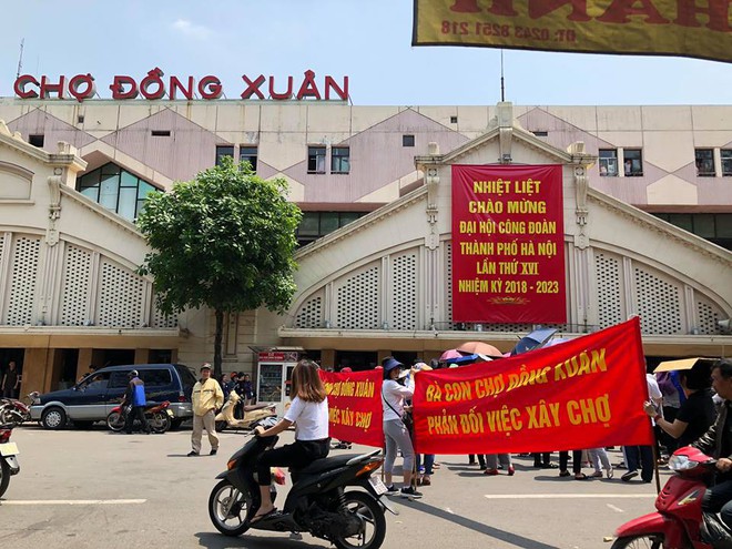 Hàng trăm tiểu thương chợ Đồng Xuân căng băng rôn phản đối vì nghe tin xây mới chợ - Ảnh 1.