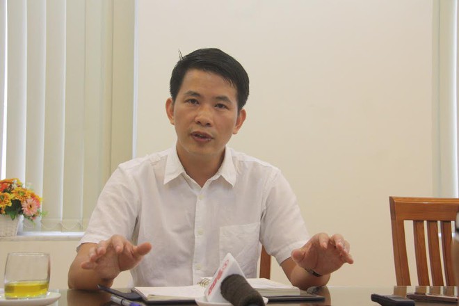 Hàng trăm tiểu thương chợ Đồng Xuân căng băng rôn phản đối vì nghe tin xây mới chợ - Ảnh 2.