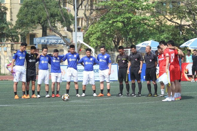 Các trận đấu giải hạng Nhì “phủi” dành phút mặc niệm trợ lý trọng tài Dương Ngọc Tân - Ảnh 1.