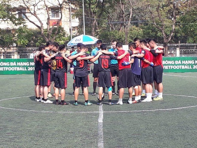 Các trận đấu giải hạng Nhì “phủi” dành phút mặc niệm trợ lý trọng tài Dương Ngọc Tân - Ảnh 2.