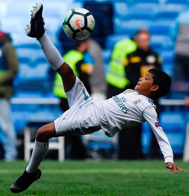 Con trai Ronaldo lần đầu khoác áo Real Madrid, thần thái y hệt bố - Ảnh 1.