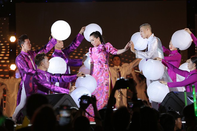 Phi Nhung khiến hàng ngàn khán giả thích thú khi hát nhạc remix - Ảnh 14.