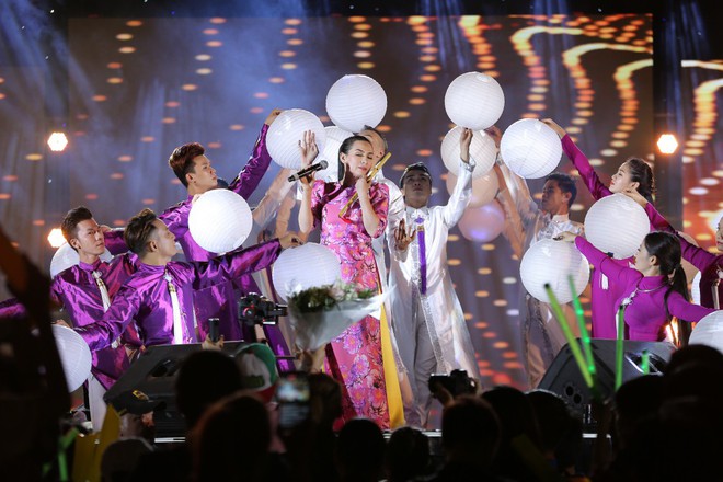 Phi Nhung khiến hàng ngàn khán giả thích thú khi hát nhạc remix - Ảnh 13.