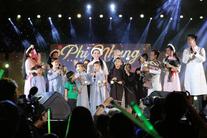 Phi Nhung khiến hàng ngàn khán giả thích thú khi hát nhạc remix - Ảnh 11.