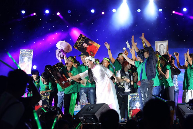 Phi Nhung khiến hàng ngàn khán giả thích thú khi hát nhạc remix - Ảnh 3.