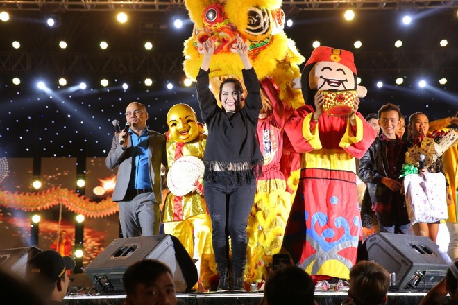 Phi Nhung khiến hàng ngàn khán giả thích thú khi hát nhạc remix - Ảnh 8.