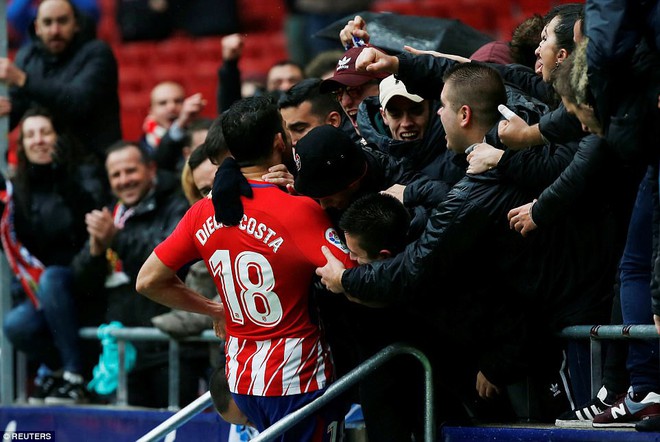 Ghi bàn giúp đội nhà bám đuổi Barca, Diego Costa lĩnh thẻ đỏ chả đâu vào với đâu - Ảnh 4.