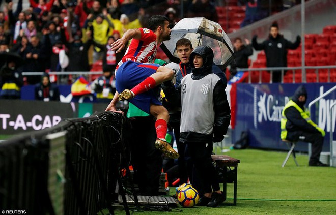 Ghi bàn giúp đội nhà bám đuổi Barca, Diego Costa lĩnh thẻ đỏ chả đâu vào với đâu - Ảnh 3.