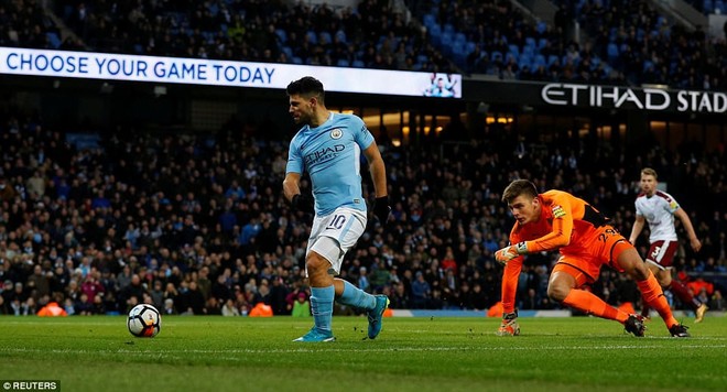 Sergio Aguero rực sáng, kéo Man City vượt qua gáo nước lạnh Burnley - Ảnh 3.