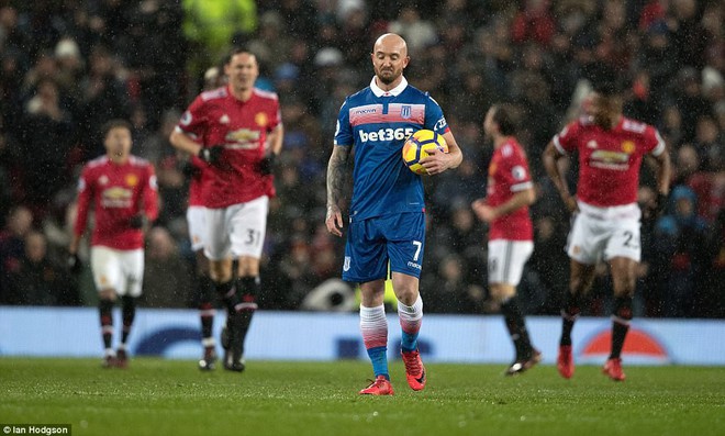 Quỷ đầu đàn thét vang, Man United đem nắng ấm Dubai xua tan mưa tuyết Old Trafford - Ảnh 8.