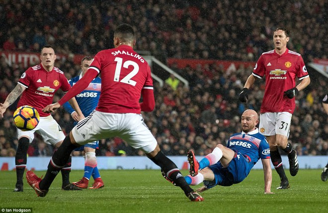 Quỷ đầu đàn thét vang, Man United đem nắng ấm Dubai xua tan mưa tuyết Old Trafford - Ảnh 10.