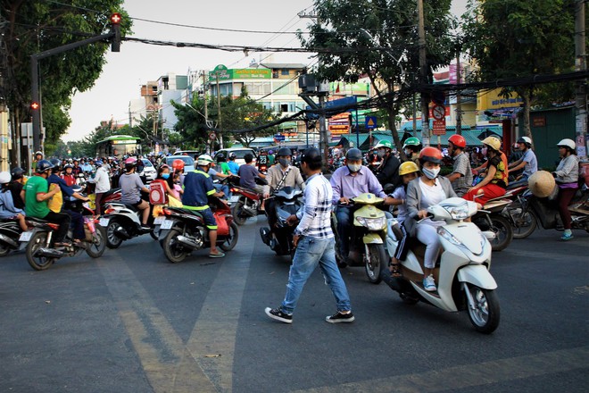 Nhiều người Sài Gòn không biết đi bộ sai luật có thể bị phạt tù đến 15 năm - Ảnh 4.