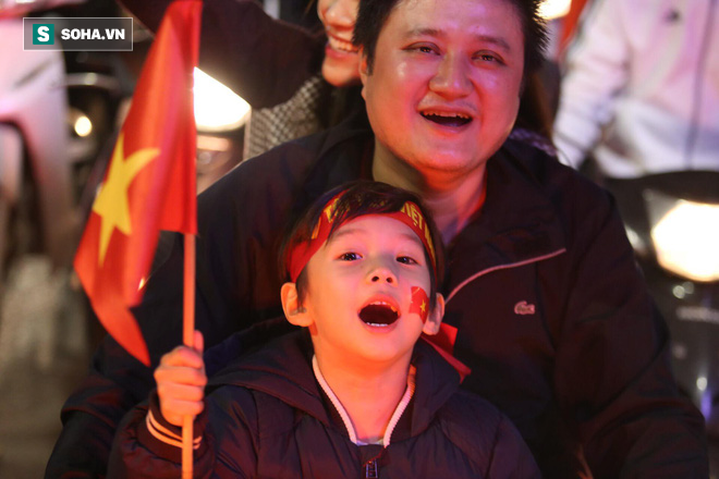 TƯỜNG THUẬT: NHM đổ ra đường ăn mừng chiến công lịch sử của U23 Việt Nam - Ảnh 35.