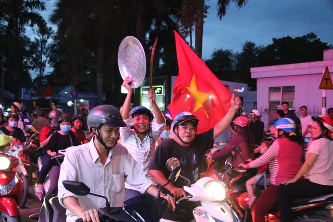 TƯỜNG THUẬT: NHM đổ ra đường ăn mừng chiến công lịch sử của U23 Việt Nam - Ảnh 7.