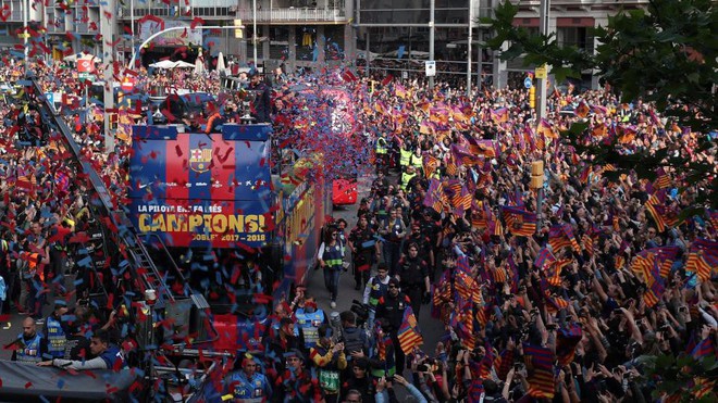 Hình ảnh cảm động giữa Messi và Iniesta trong lễ diễu hành mừng chức vô địch La Liga - Ảnh 1.