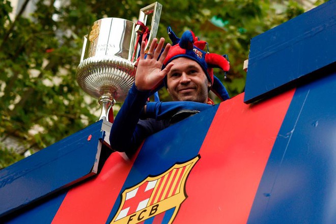 Hình ảnh cảm động giữa Messi và Iniesta trong lễ diễu hành mừng chức vô địch La Liga - Ảnh 2.