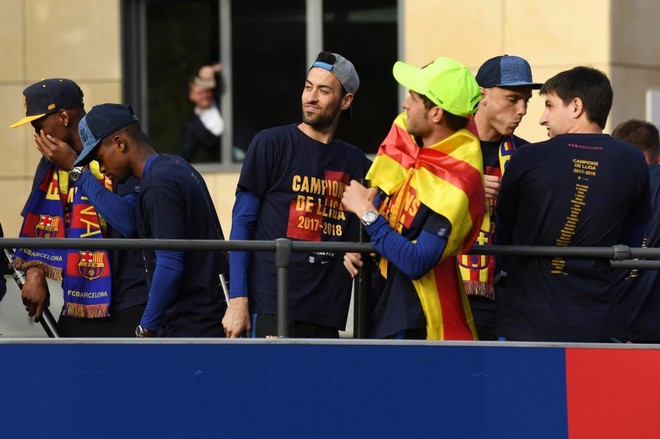 Hình ảnh cảm động giữa Messi và Iniesta trong lễ diễu hành mừng chức vô địch La Liga - Ảnh 7.