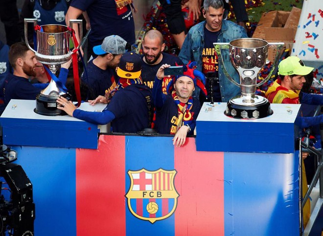 Hình ảnh cảm động giữa Messi và Iniesta trong lễ diễu hành mừng chức vô địch La Liga - Ảnh 8.