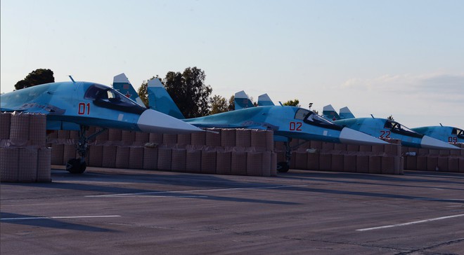 Sợ bị tập kích ở Syria, Nga lập tức giấu chiến đấu cơ Su-34, Su-35 trong... các bao cát - Ảnh 6.