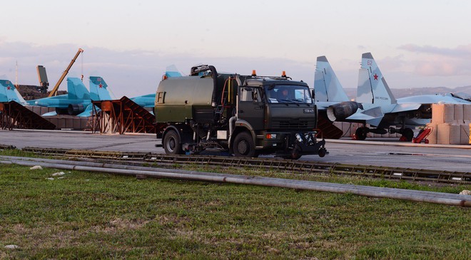 Sợ bị tập kích ở Syria, Nga lập tức giấu chiến đấu cơ Su-34, Su-35 trong... các bao cát - Ảnh 7.