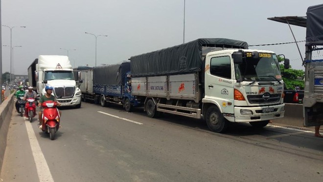 4 xe tải tông nhau gần cầu vượt Quang Trung - Ảnh 1.