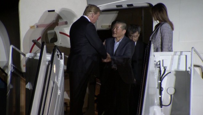 Hình ảnh đầu tiên Tổng thống Trump đón 3 công dân vừa được Triều Tiên trả tự do - Ảnh 2.