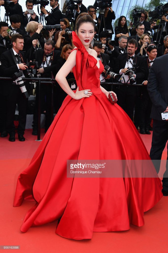 Sau váy áo Lọ Lem, Lý Nhã Kỳ tóc thắt bím hóa Báo đen quyền lực trên thảm đỏ Cannes ngày 2 - Ảnh 12.