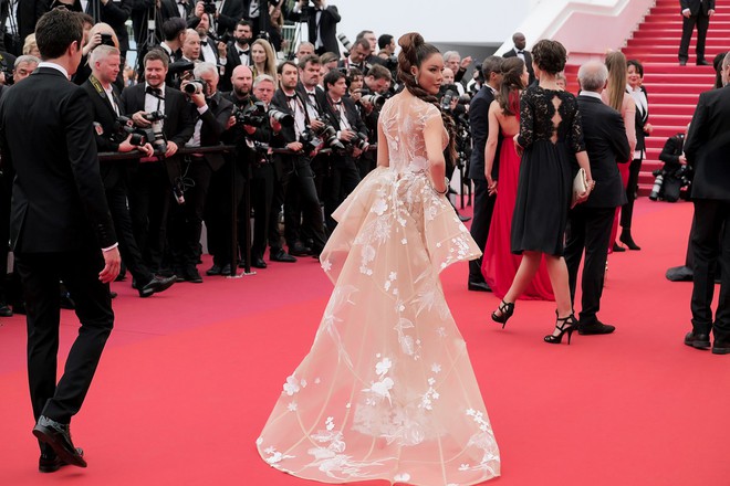 Sau váy áo Lọ Lem, Lý Nhã Kỳ tóc thắt bím hóa Báo đen quyền lực trên thảm đỏ Cannes ngày 2 - Ảnh 6.