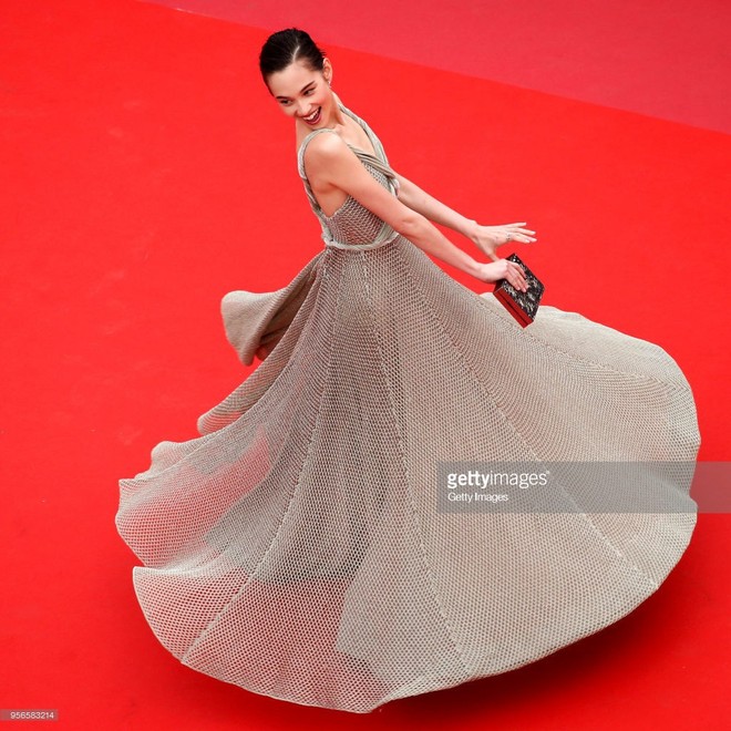 Thảm đỏ Cannes 2018: Mỹ nhân Nhật gây hoang mang với màn tạo dáng có 1 không 2 - Ảnh 2.