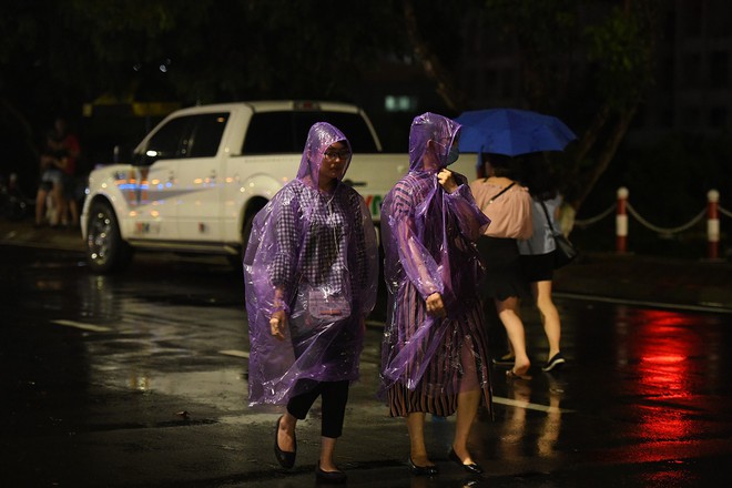 Người lớn, trẻ nhỏ Hà Nội đội mưa khai trương phố đi bộ Trịnh Công Sơn - Ảnh 25.