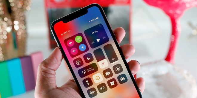 Tôi từng tự hỏi: Tụi này bị khùng hay sao lại làm cái vệt đen trên màn hình iPhone X? - Ảnh 6.