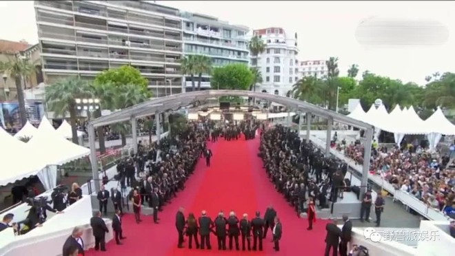 Thảm đỏ Cannes 2018: Mỹ nhân Nhật gây hoang mang với màn tạo dáng có 1 không 2 - Ảnh 35.