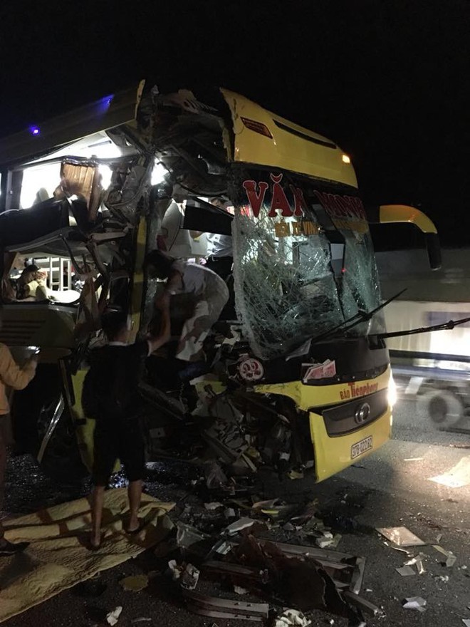 Xe chở khách du lịch bị tông nát đầu: Pha thoát hiểm không tưởng và đêm trắng ở Nghệ An - Ảnh 1.